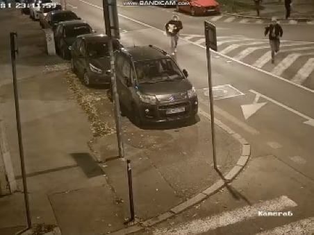 Muži utekali s vlajkou po meste, kde ich zachytila kamera