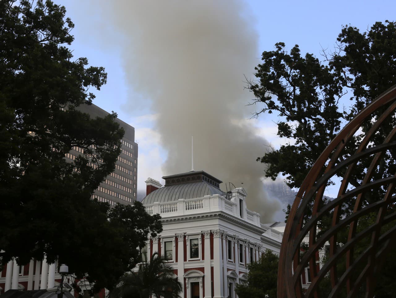 V Kapskom meste horí parlament