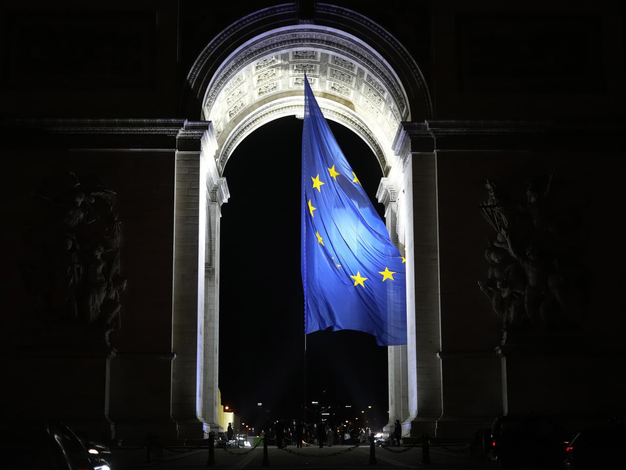 Vlajka Európskej únie vyvesená na Víťaznom oblúku