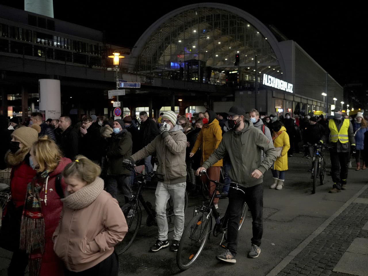 Ľudia protestujúci proti opatreniam v Berlíne