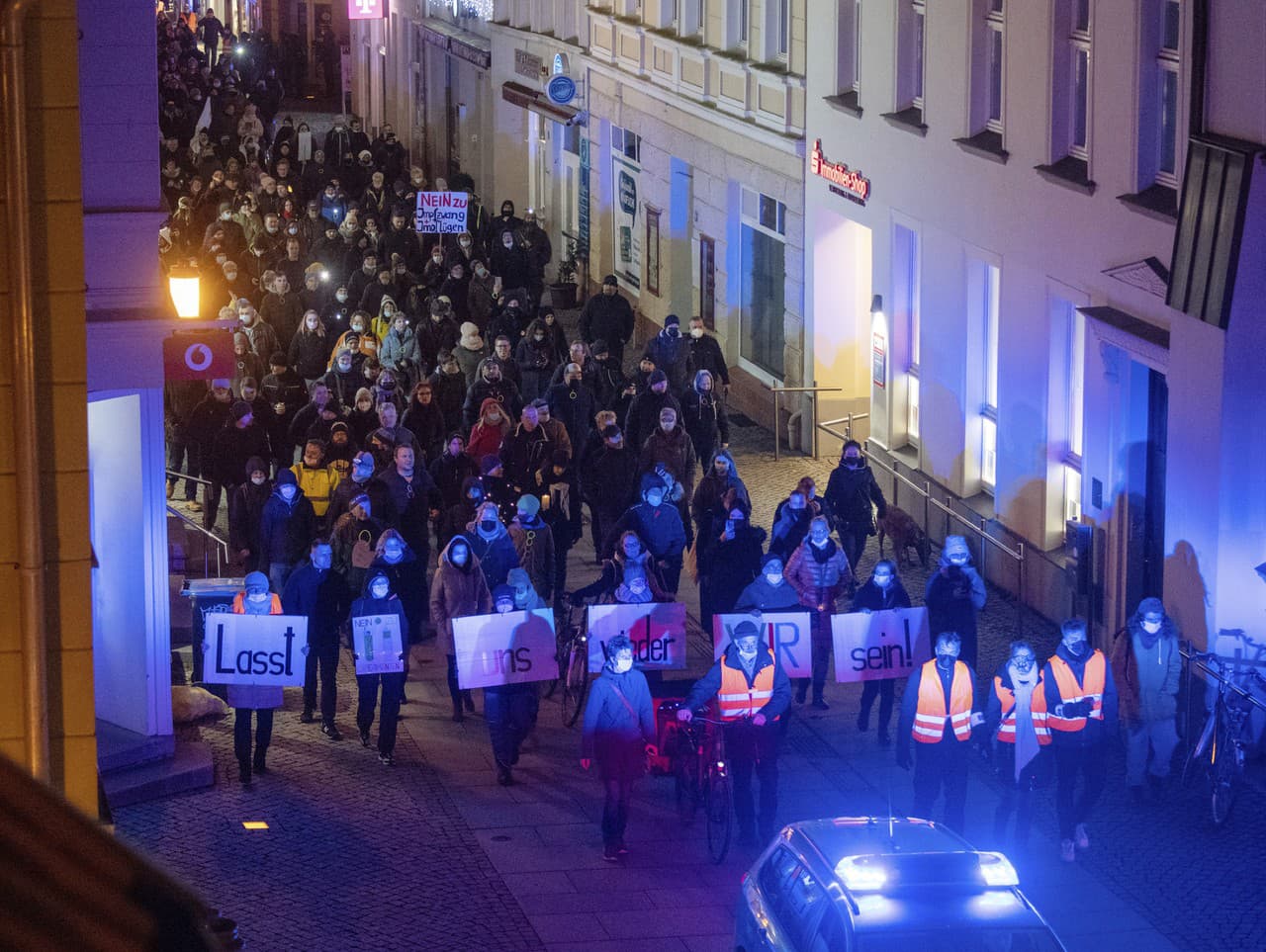 Proti pandemickým opatreniam v Nemecku protestovali desaťtisíce ľudí