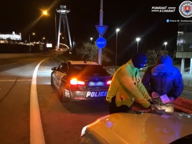 Policajti zastavili vozidlo s označením polície Spojených štátov amerických