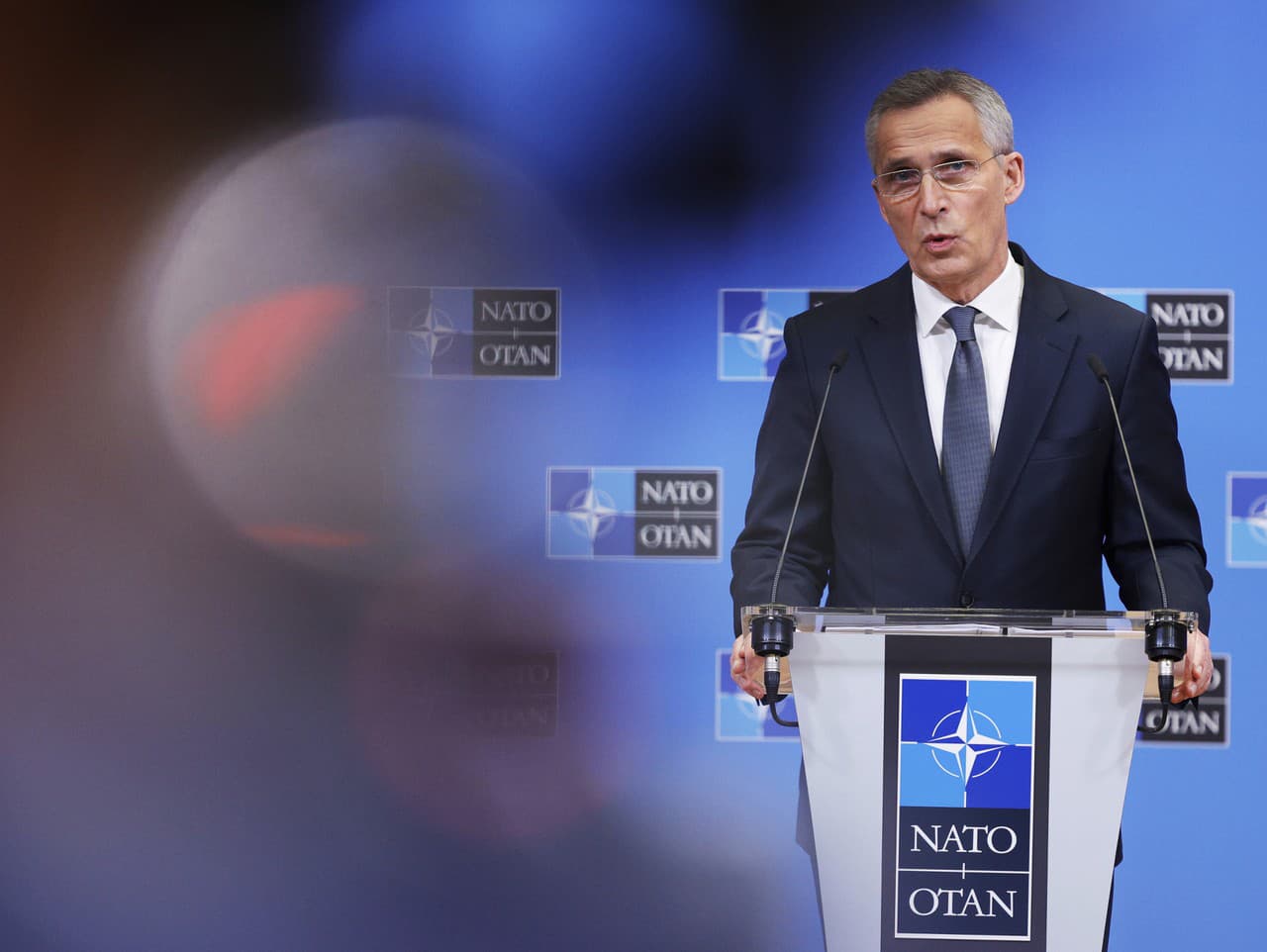 Ministri zahraničných vecí NATO mimoriadne rokovali o Rusku i Ukrajine