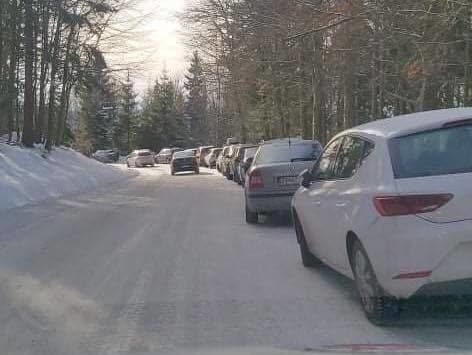 Polícia popoludní uzavrela cestu do horského strediska Skalka pri Kremnici.