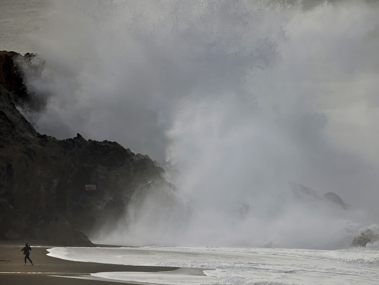 Erupcia podmorskej sopky pri pobreží ostrovného štátu Tonga