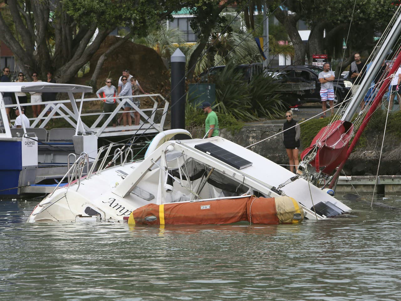 ostrovný štát zasiahla vlna cunami a spôsobila škody