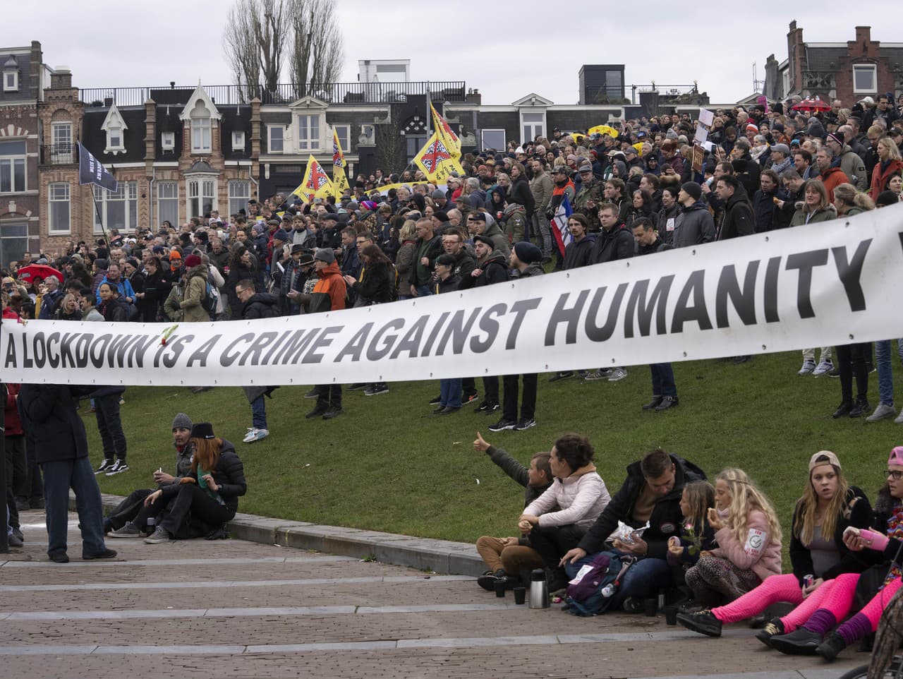 Protesty v Holandsku proti koronavírusovým opatreniam