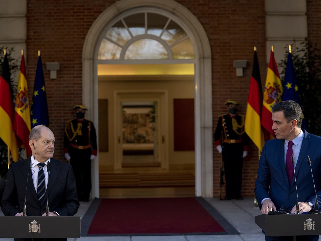 Španielsky premiér Pedro Sánchez (vpravo) počas tlačovej konferencie s nemeckým kancelárom Olafom Scholzom po ich stretnutí v paláci Moncloa v Madride
