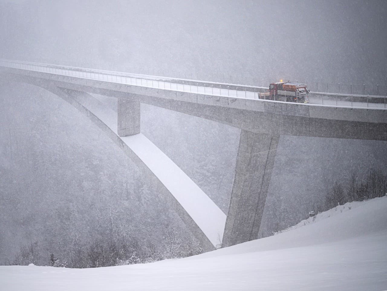 Vozidlo na odpratávanie snehu ide po moste Tamina vo švajčiarskom Valense