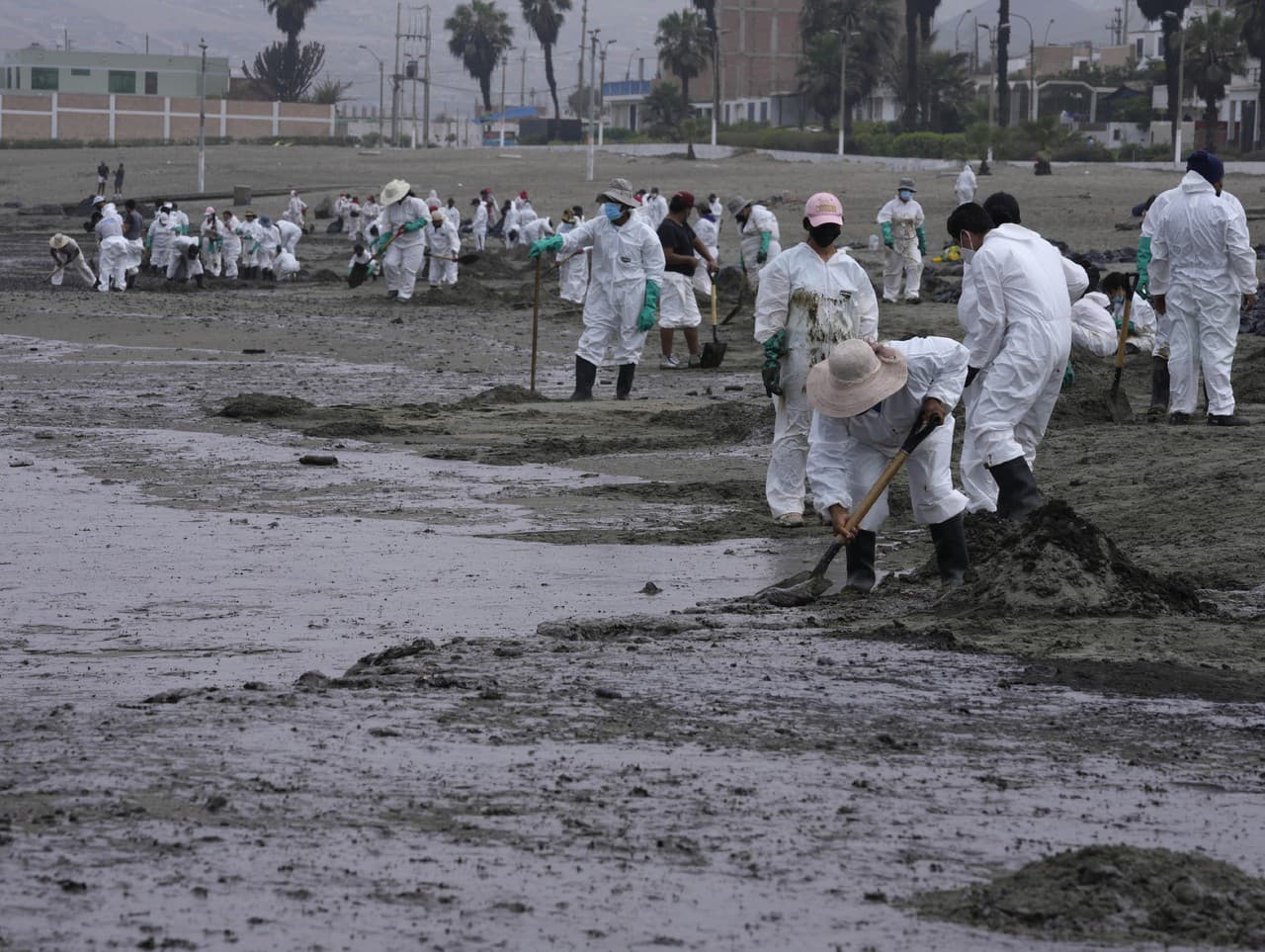 Znečistenie pláže v Peru