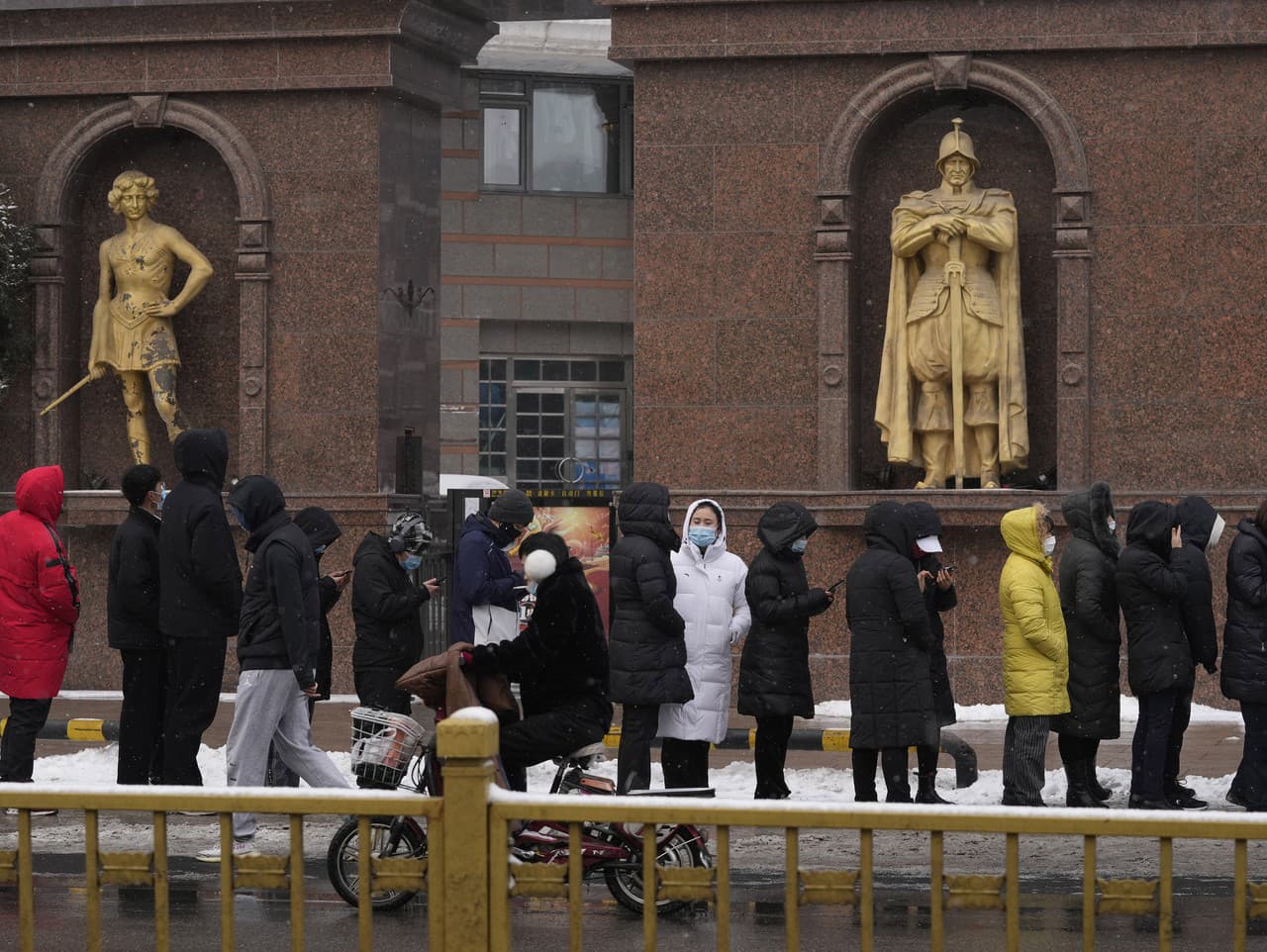 Ľudia v Pekingu čakajú v rade na testovanie na koronavírus