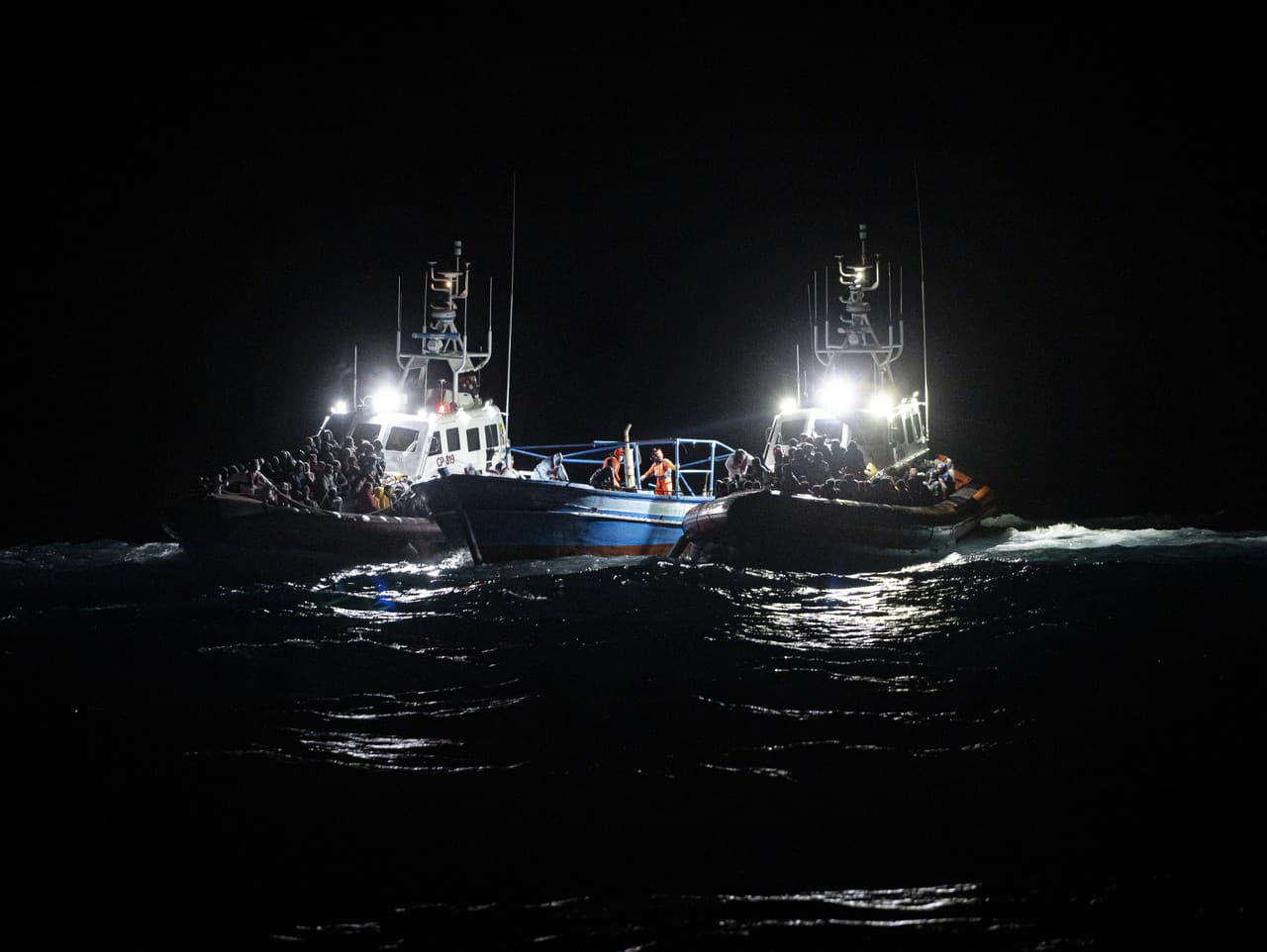 Pri Lampeduse zachránili zhruba 280 migrantov, sedem ďalších zahynulo