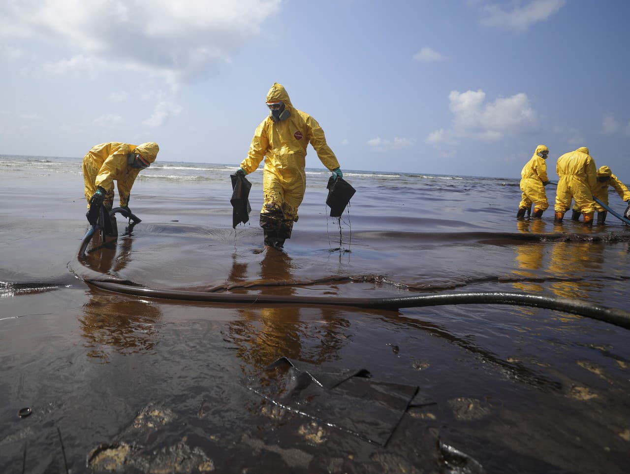 Ropná škvrna znečistila známu tropickú pieskovú pláž