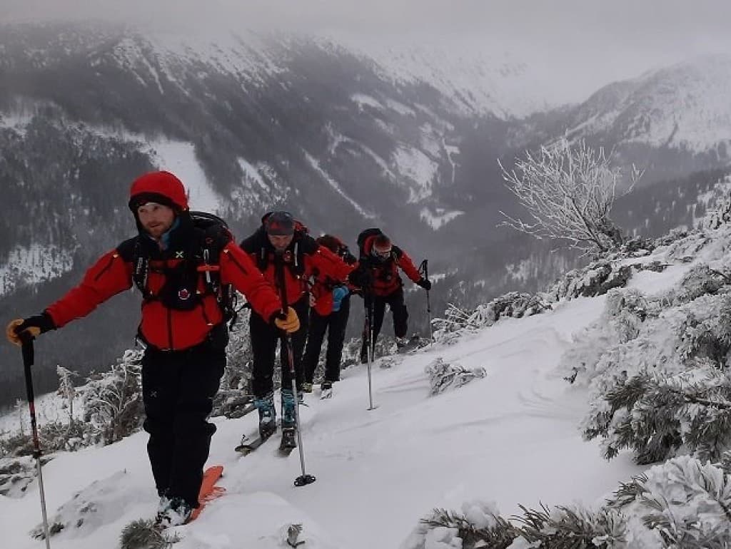 Horskí záchranári urobili bezpečnostný odstrel lavíny v Západných Tatrách