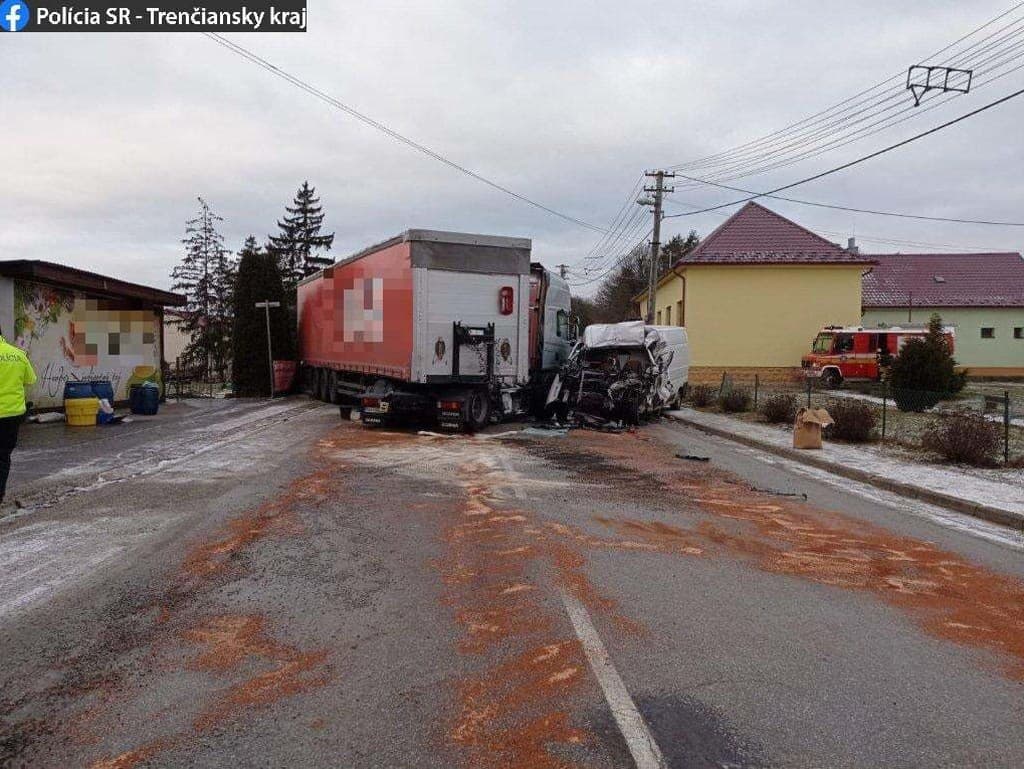Polícia dokumentuje tragickú dopravnú nehodu v Hrašnom, cesta je uzavretá