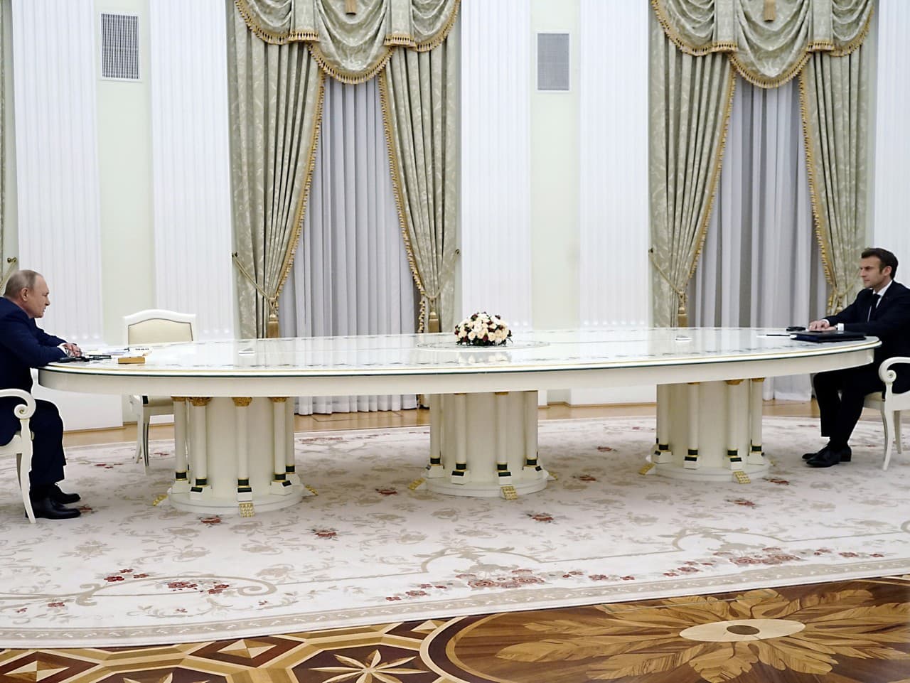 Rokovanie medzi Vladimírom Putinom a Emmanuelom Macronom v Moskve. 
