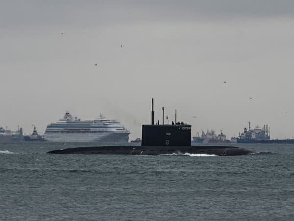 Ruská ponorka sa plaví cez Bosporský prieliv