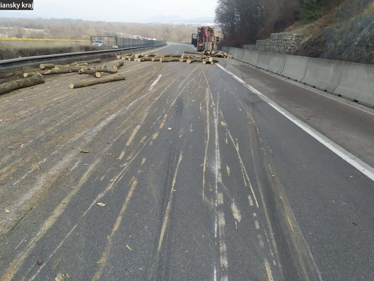 Na D1 sa vysypalo drevo, cesta je uzavretá