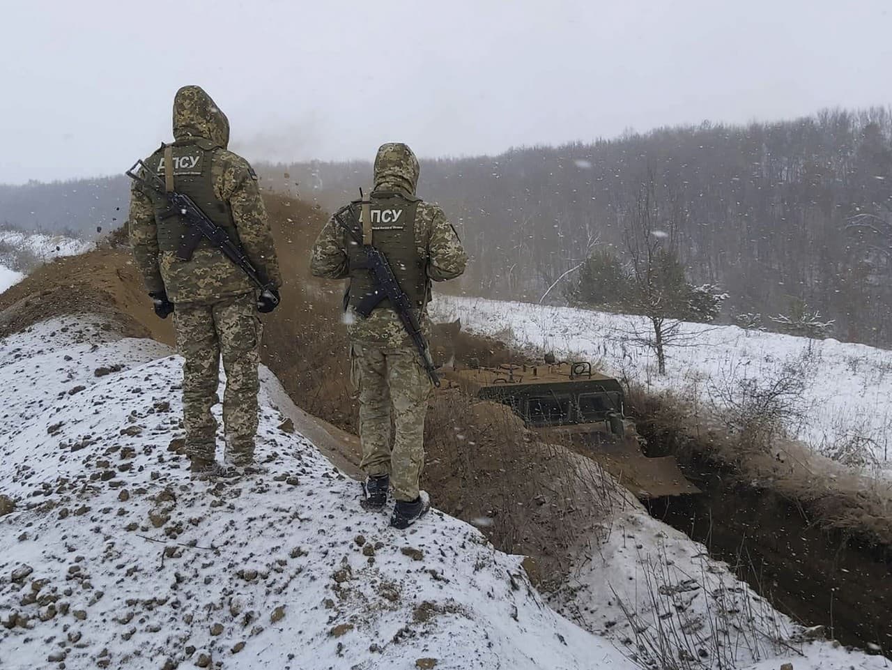 Ukrajinskí vojaci na ukrajinsko-ruskej hranici