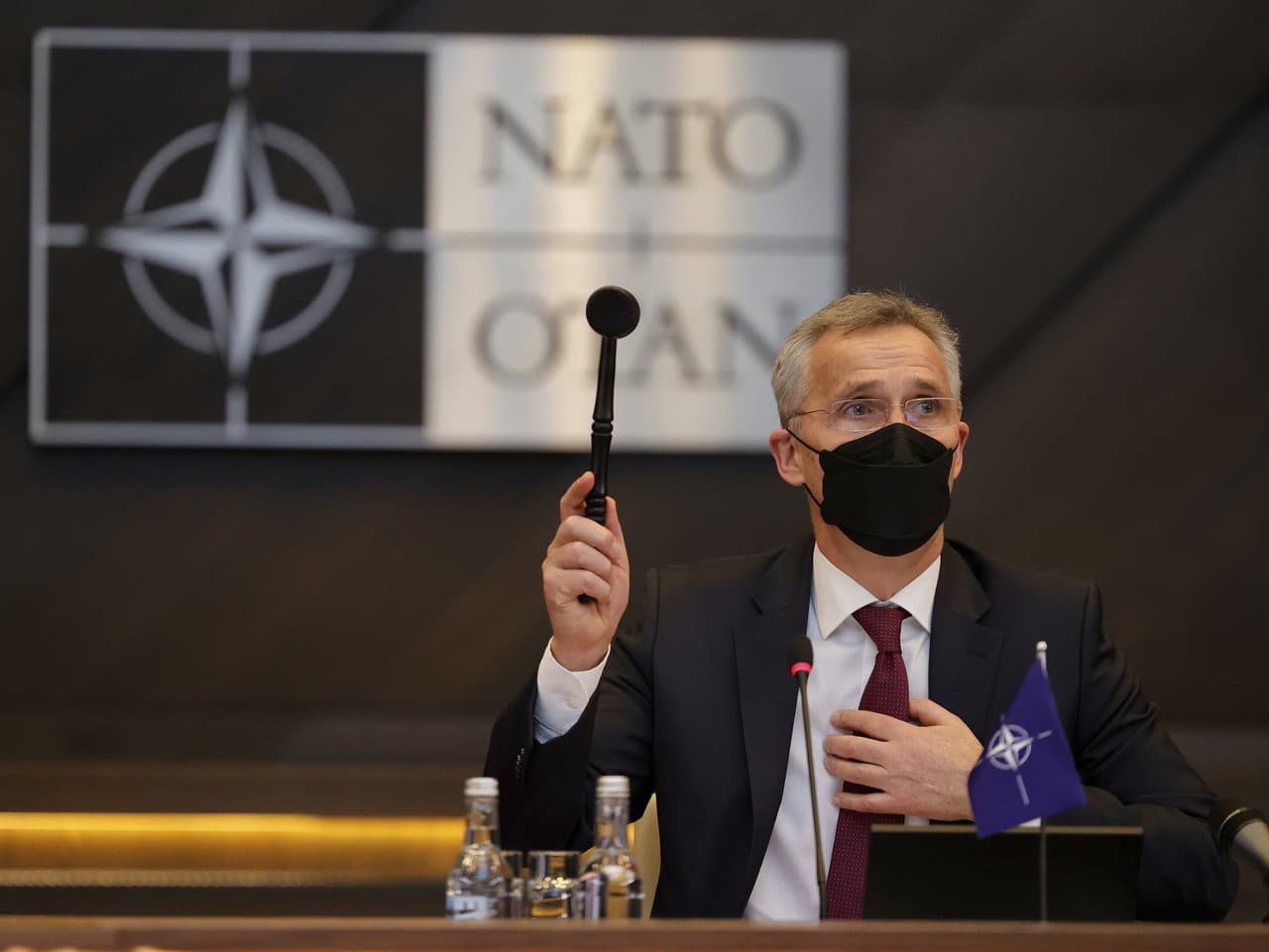 Generálny tajomník NATO Jens Stoltenberg otvára stretnutie v rámci schôdzky ministrov obrany členských krajín 