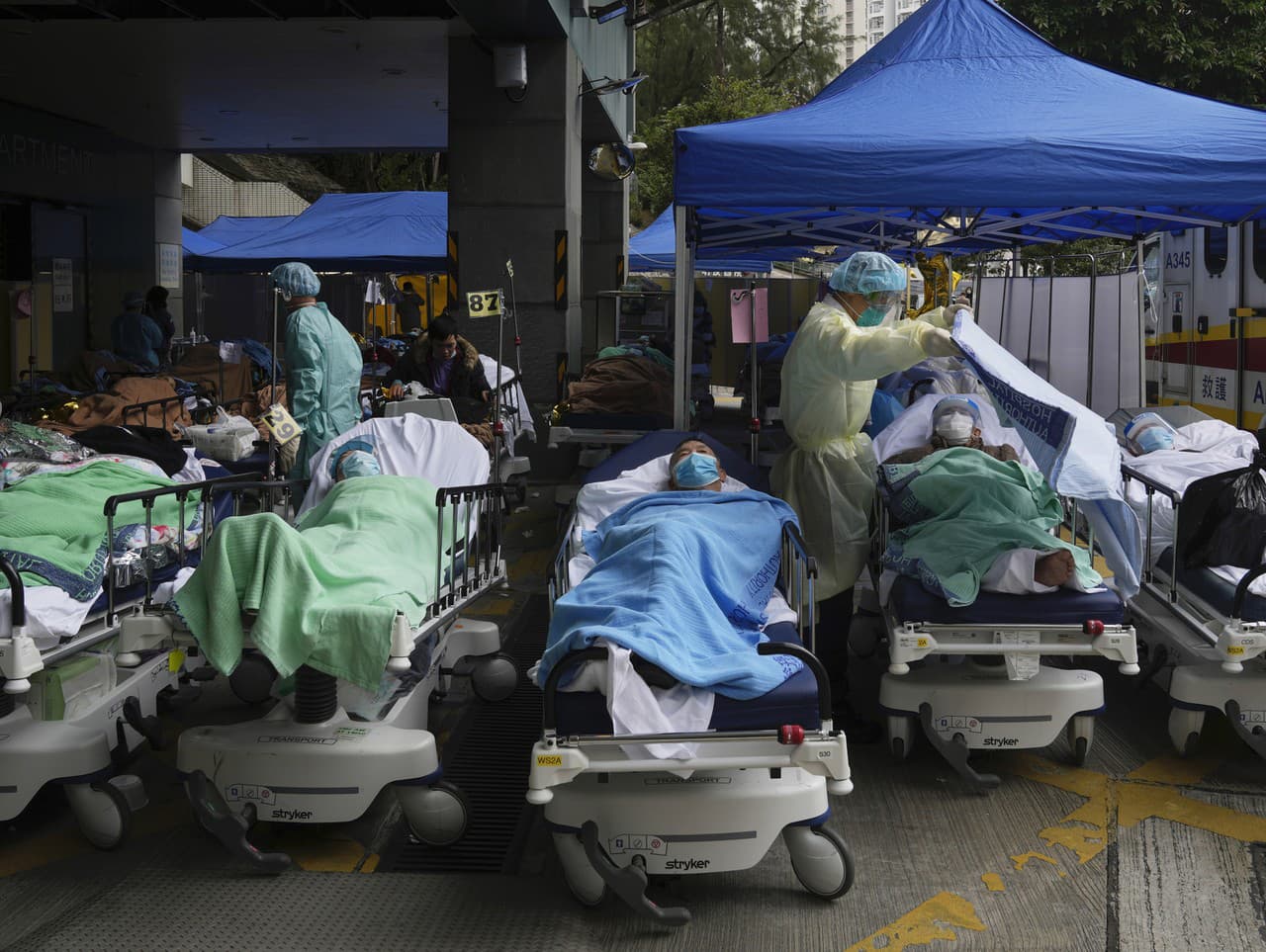 Pacienti na lôžkach pred jednou zo štátnych nemocníc v Hong Kongu