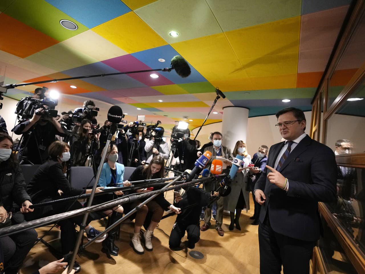 Ukrajinský minister zahraničných vecí Dymtro Kuleba na rokovaní v Bruseli