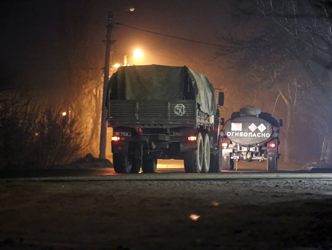 Obrnené vozidlá a tanky sa premávajú po uliciach v Doneckej oblasti