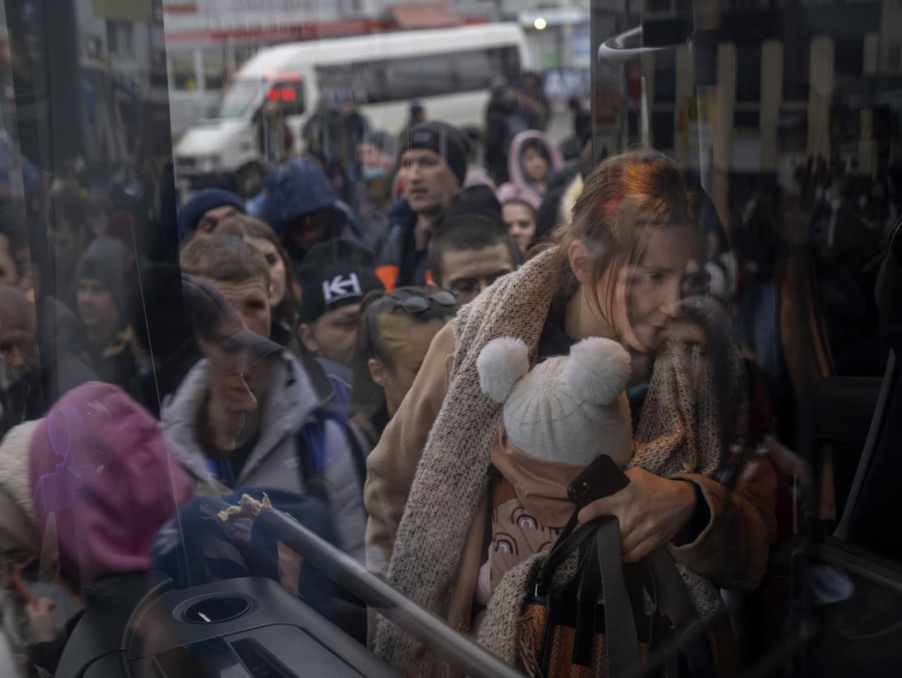 Ľudia sa snažia hromadne opustiť Kyjev