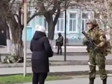 Ukrajinka konfrontovala ruského vojaka