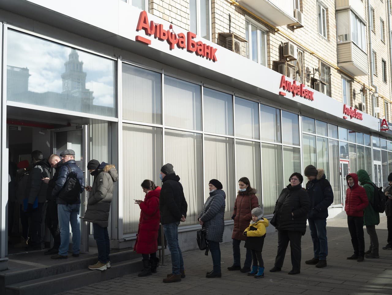 Ľudia čakajú pred bankou v Moskve