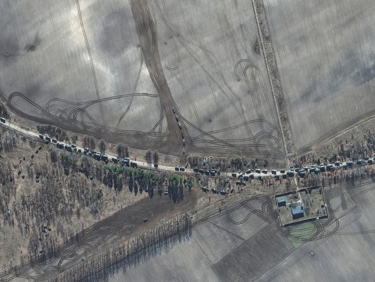 Ku Kyjevu smeruje ruský vojenský konvoj dlhý približne až 64 kilometrov.