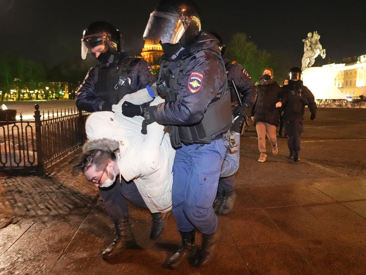 Zatýkanie ľudí počas protestov v ruských mestách