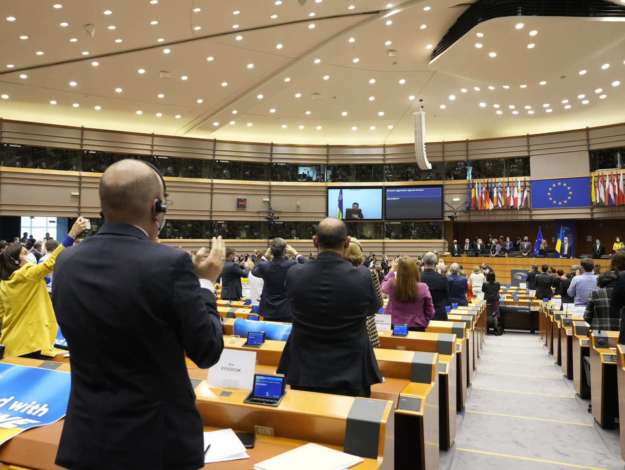 Poslanci Európskeho parlamentu tlieskajú ukrajinskému prezidentovi