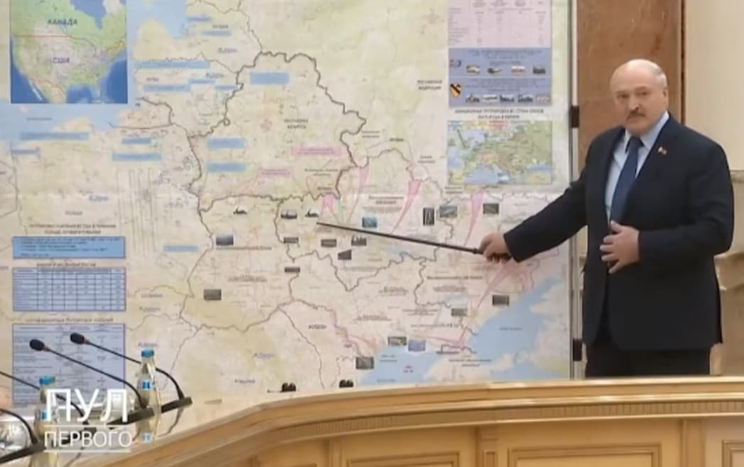 Lukašenko ukazuje mapu plánovaných ruských útokov.