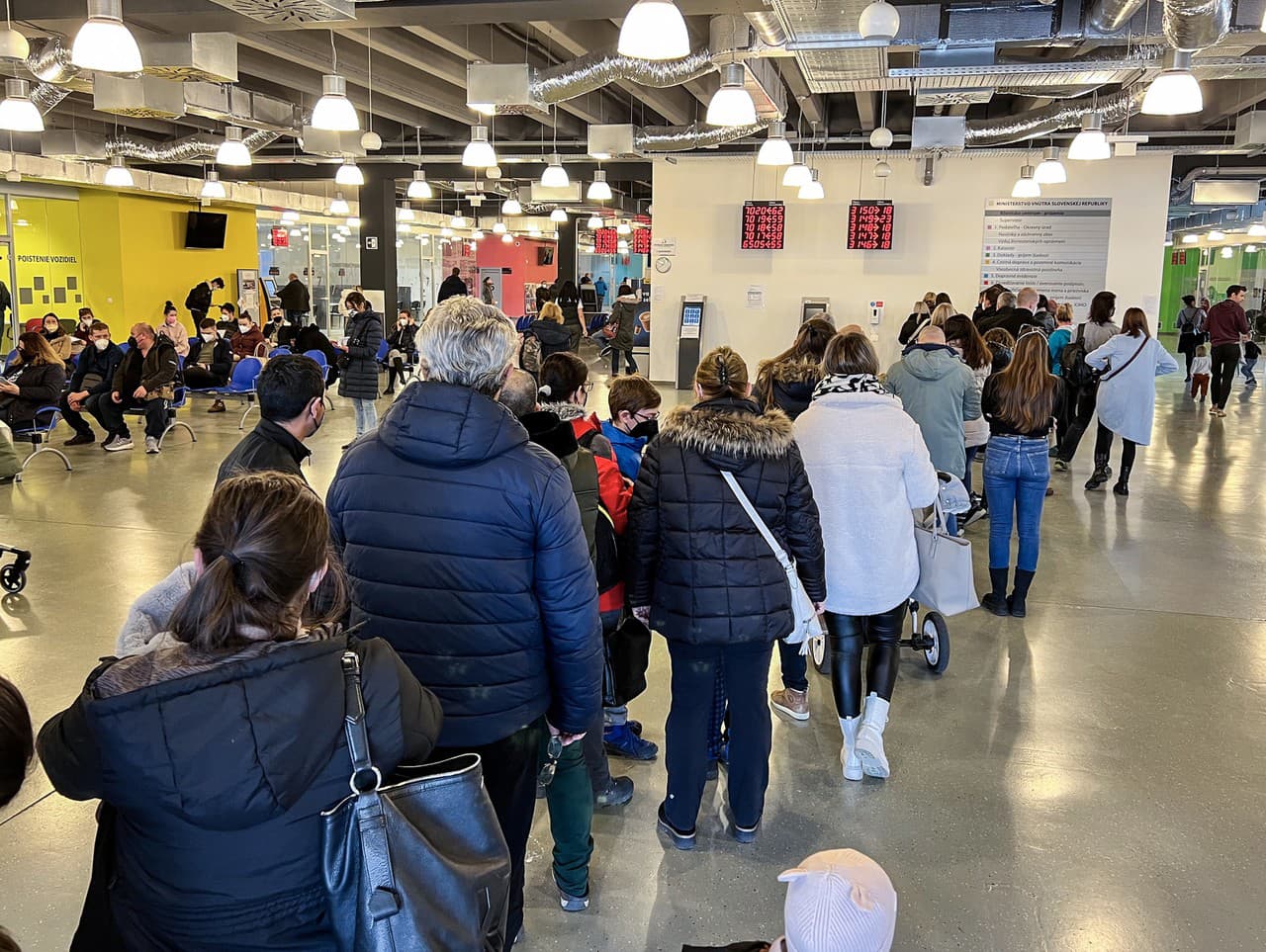 Ľudia čakajú v rade na vybavenie cestovného pasu v Klientskom centre v Bratislave