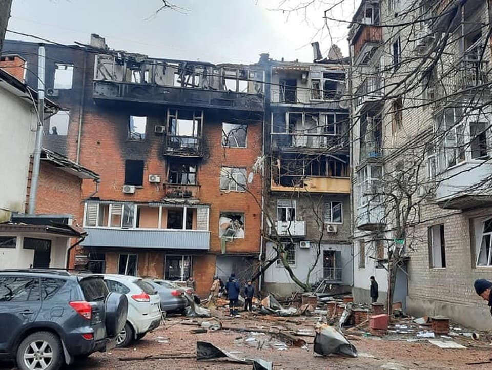 Rezidenčná bytovka po ruských náletoch.