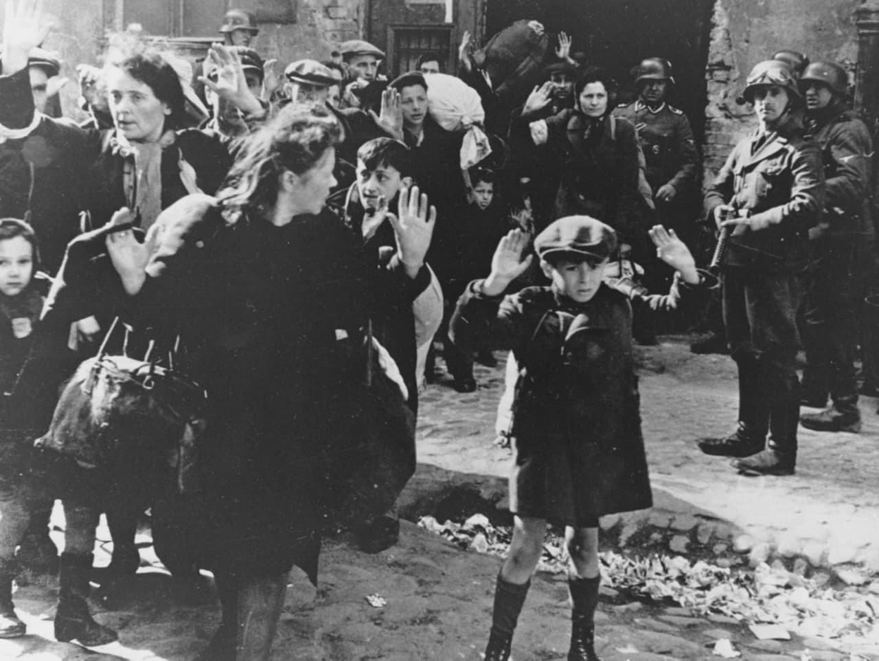 Židovské rodiny sa vzdávajú nacistom počas druhej svetovej vojny.