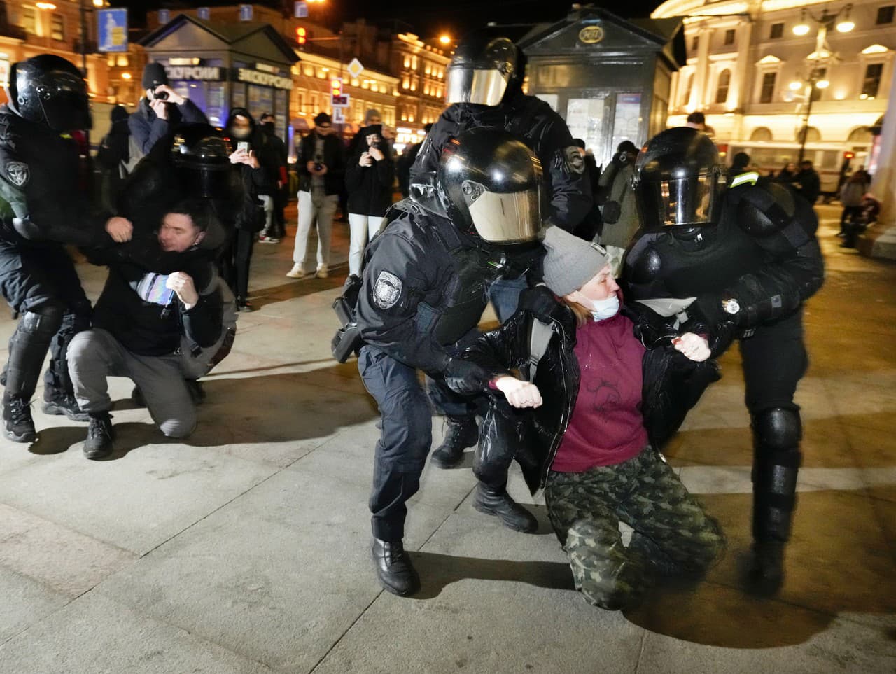Polícia v uliciach ruských miest zatýka ľudí, ktorí protestujú proti invázii na Ukrajine
