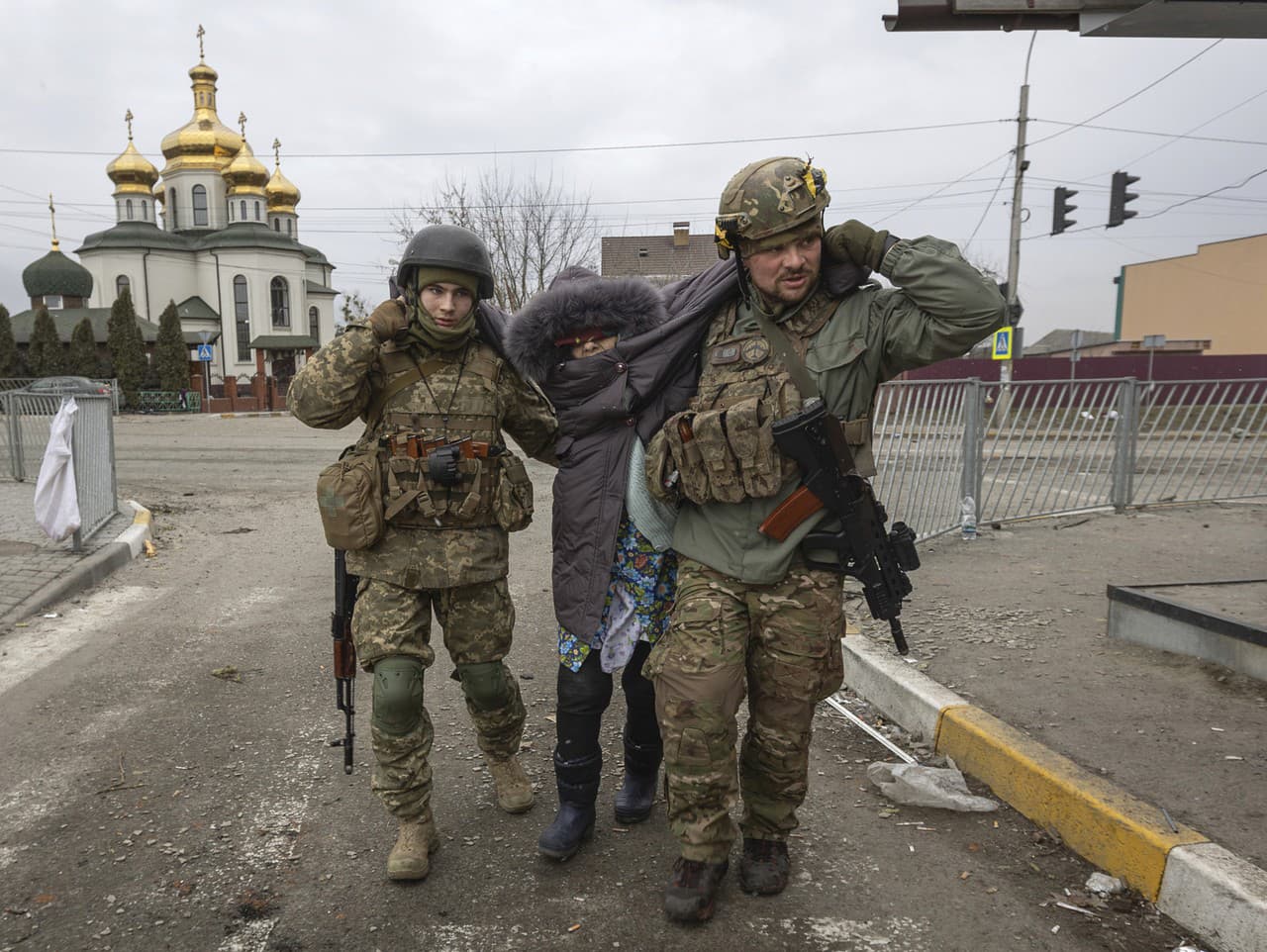 Ukrajinskí vojaci pomáhajú zranenej žene