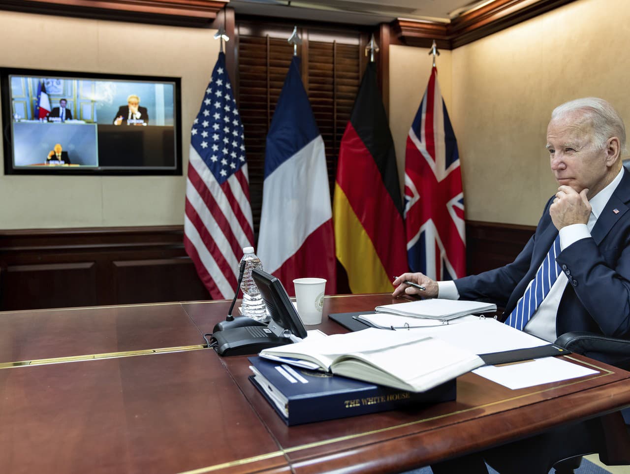 Biden, Macron, Johnson a Scholz rokovali o Ukrajine.