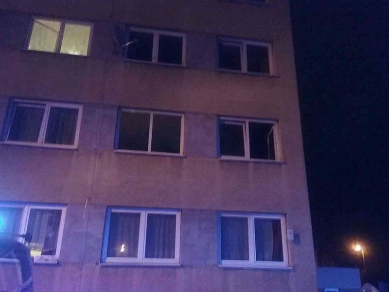 Pri požiari bytu zahynula jedna osoba