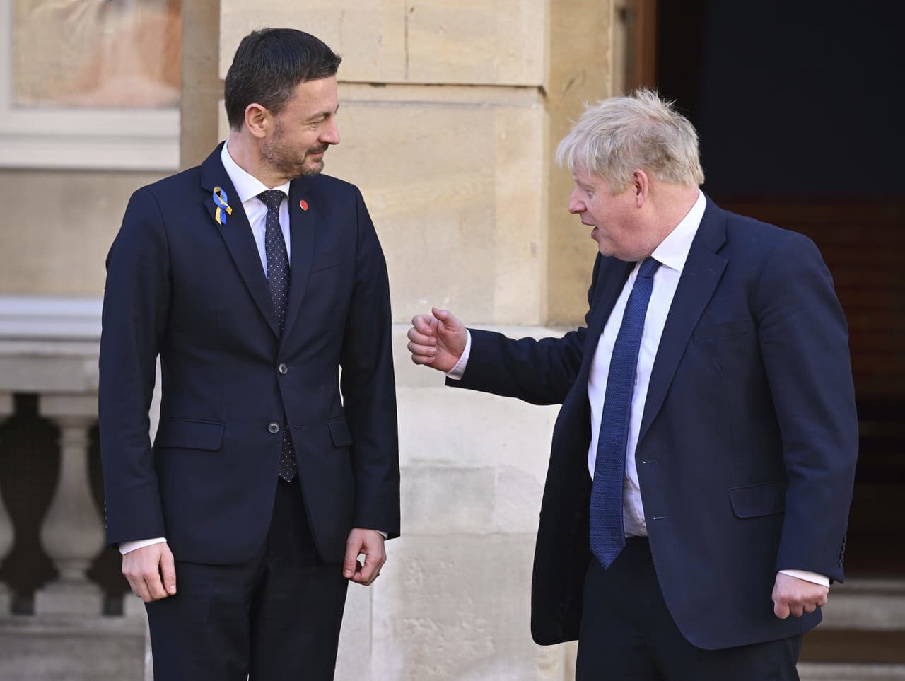 Boris Johnson (vpravo) víta slovenského premiéra Eduarda Hegera 