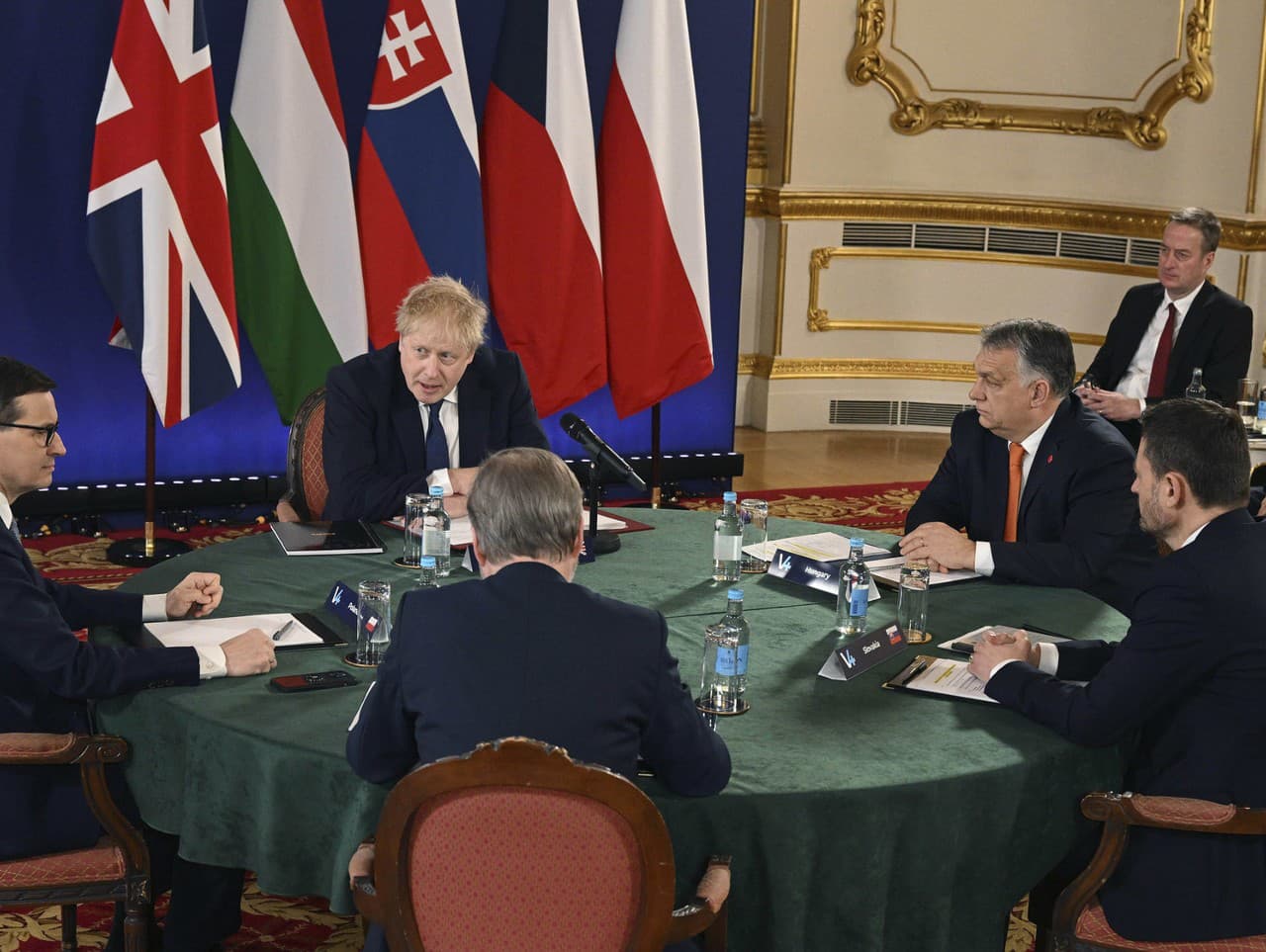Na snímke uprostred britský premiér Boris Johnson, poľský premiér Mateusz Morawiecki (vľavo), český premiér Petr Fiala (v popredí), slovenský premiér Eduard Heger (vpravo) a maďarský premiér Viktor Orbán