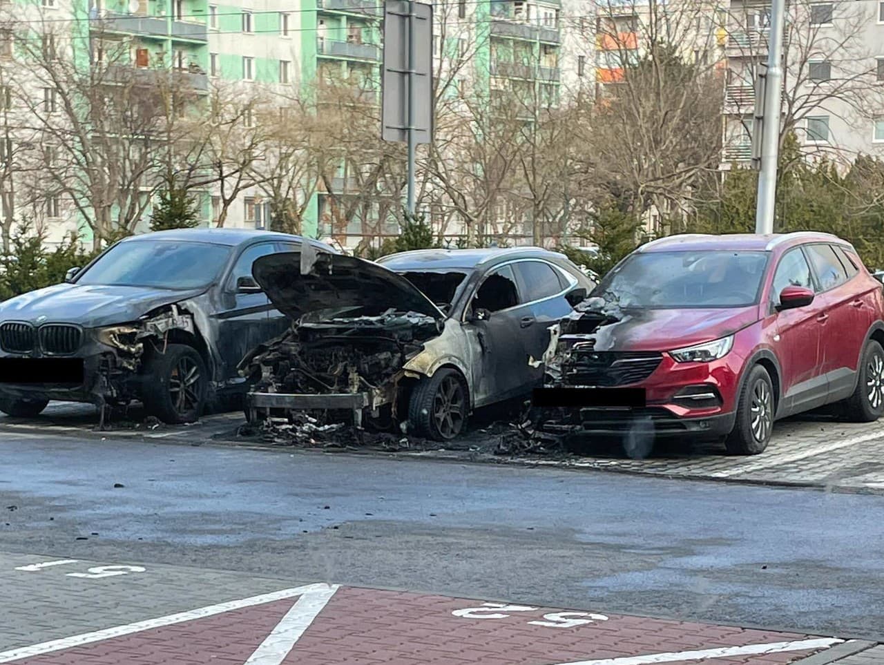 Na Ružinovskej ulici do tla zhorelo auto
