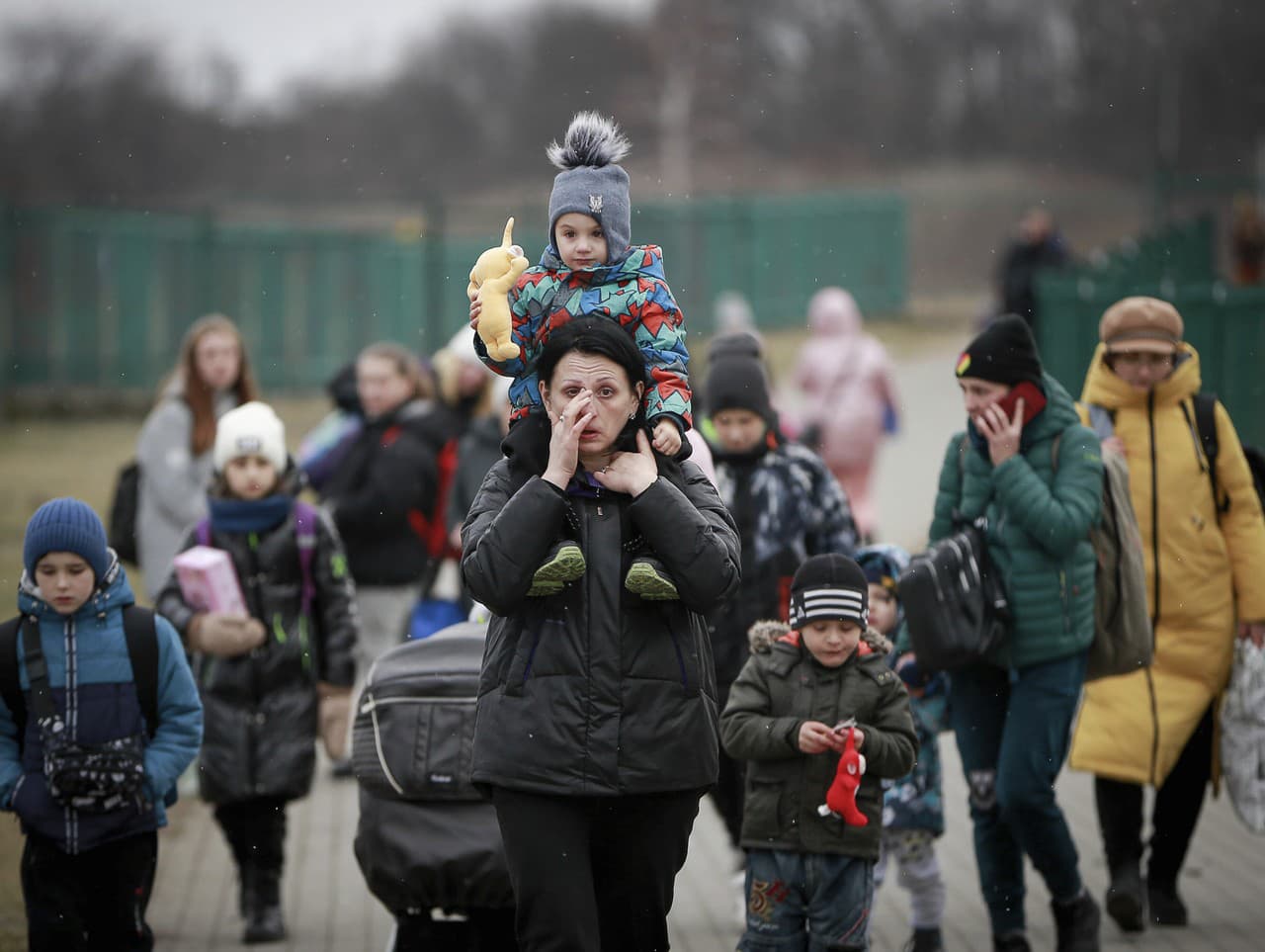 Ženy a deti opúšťajú Ukrajinu na hraničnom priechode do Poľska