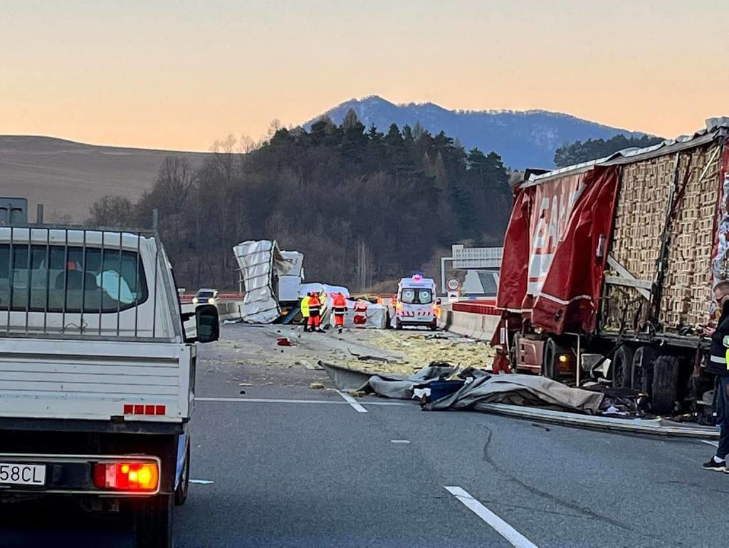 Nehoda dvoch nákladných vozidiel na D1