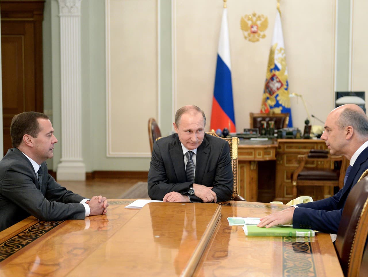 Vladimir Putin a Anton Siluanov (vpravo)