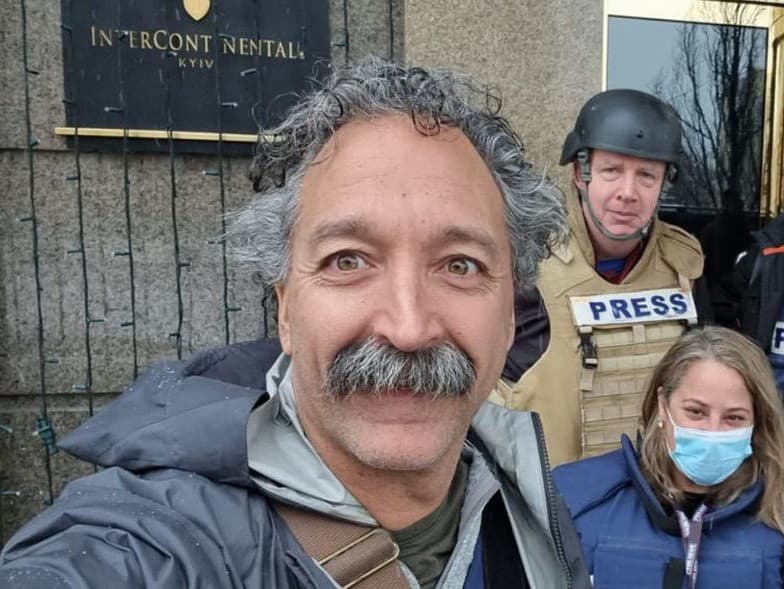 Na snímke zľava kameraman americkej televíznej stanice Fox News Pierre Zakrzewski, redaktor Steve Harrigan a producentka Yonat Frilingová pózujú v Kyjeve. 