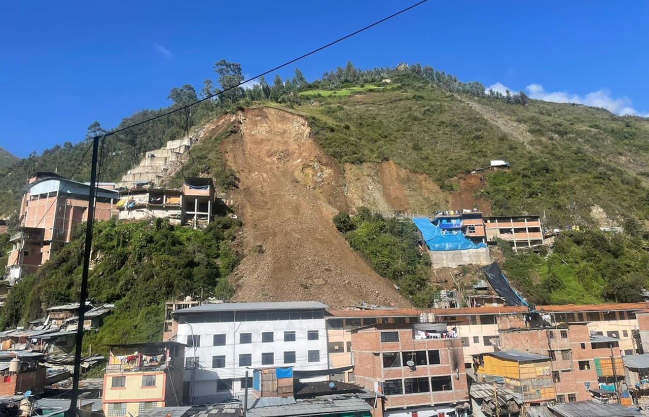 Zosuv pôdy na severe Peru zasypal najmenej 60 domov.
