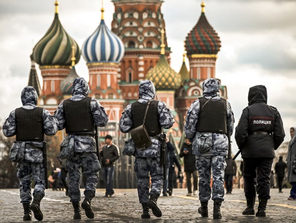 Polícia a člen Rosgvardije hliadkujú na Červenom námestí v Moskve 